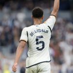 Jude Bellingham draagt het Real Madrid 2023-24 thuisshirt op het veld tijdens een wedstrijd.