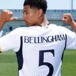 Bellingham in Real Madrid thuisshirt met nummer 5 tijdens een wedstrijd op het veld