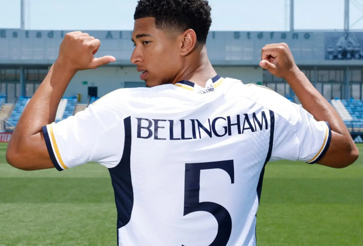 Bellingham in Real Madrid thuisshirt met nummer 5 tijdens een wedstrijd op het veld