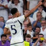 Jude Bellingham in Real Madrid shirt met nummer 5 viert doelpunt voor fans in stadion