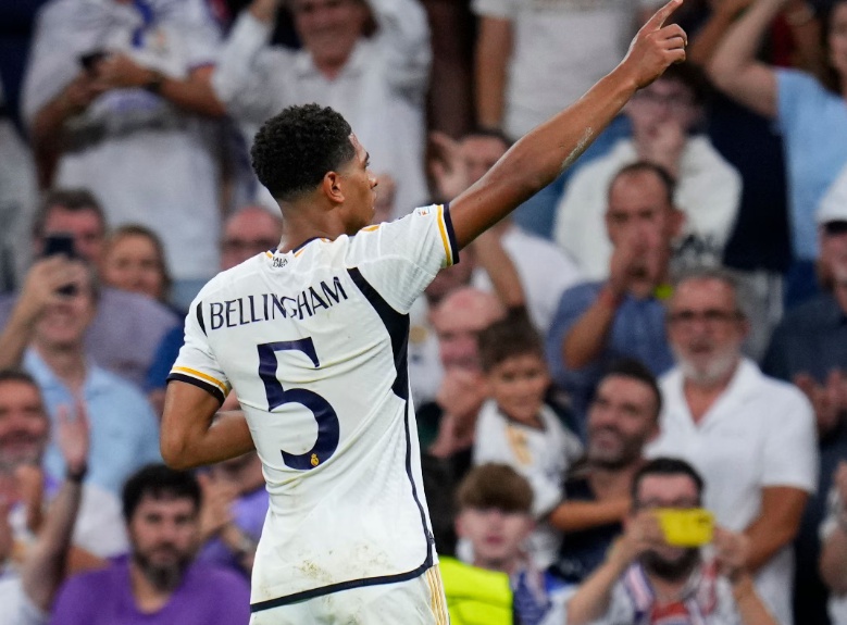 Jude Bellingham in Real Madrid shirt met nummer 5 viert doelpunt voor fans in stadion