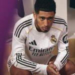 Jude Bellingham in het strakke Authentic Real Madrid shirt met lange mouwen in de kleedkamer