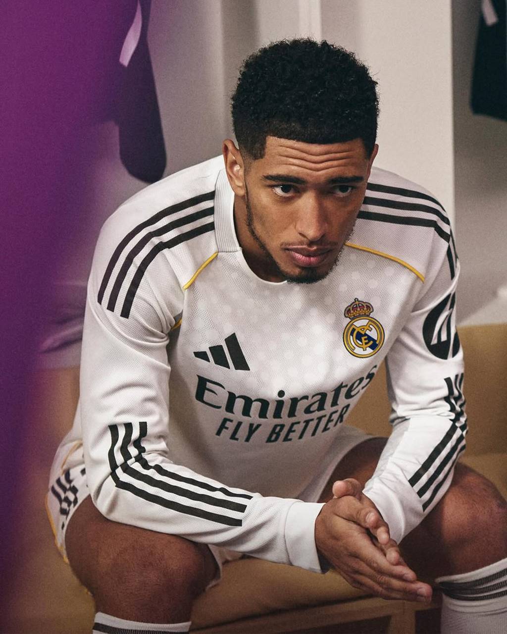 Jude Bellingham in het strakke Authentic Real Madrid shirt met lange mouwen in de kleedkamer