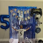 Kind in Real Madrid Bellingham shirt (5) imiteert de Belligol viering op zijn 5e verjaardagsfeest